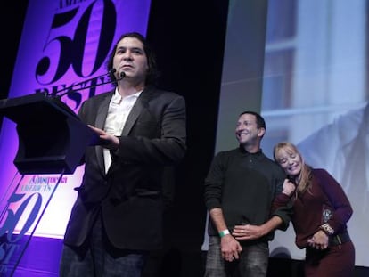 Gast&oacute;n Acurio, al recibir en Lima su premio, junto a su jefe de cocina Diego Mu&ntilde;oz y su esposa Astrid Gutsche.