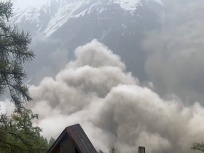 El momento en el que un glaciar colapsa en los Alpes suizos y sepulta parte de un pueblo