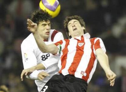 Facio y Aduriz disputan el balón de cabeza.