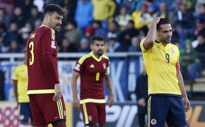 Falcao se lamenta ante Tunez, mientras Rincón observa.