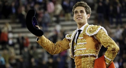 El diestro Ginés Marín sale por la puerta grande en Valencia.