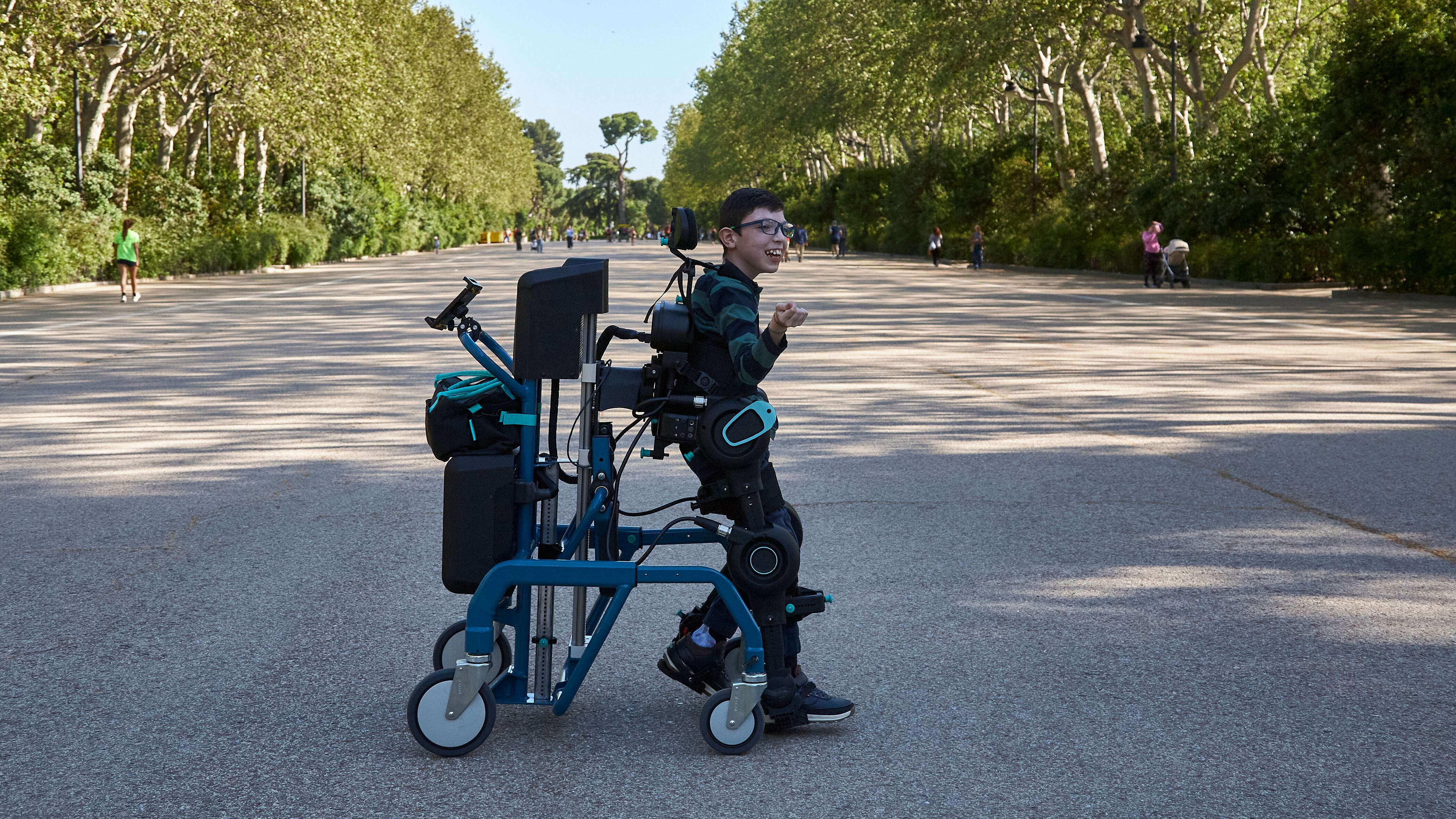 Explorer, el exoesqueleto que permitirá a muchos niños dejar la silla de ruedas en el trastero, ya se puede llevar a casa