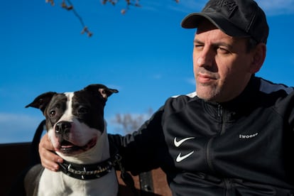 Pedro Pérez y 'Shiva', en un parque cercano a su hogar temporal en Puente de Vallecas (Madrid).