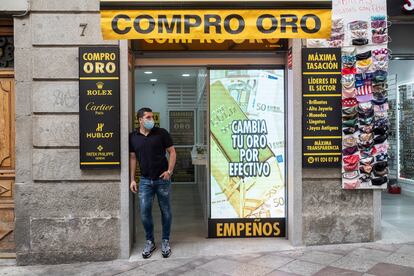 Carlos Rovira en la puerta de su establecimiento de Compro Oro, en la calle Montera 13.
