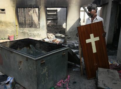 Un cristiano contempla los destrozos causados por el fuego en su vivienda en Gojra, en el Punjab.