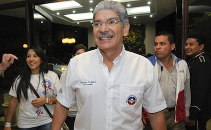 De frente, Norman Quijano, candidato del partido ARENA, ayer en San Salvador.