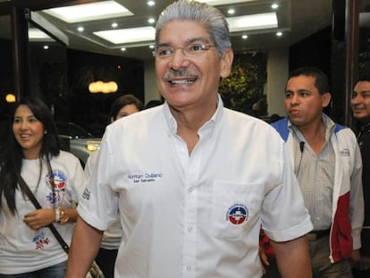 De frente, Norman Quijano, candidato del partido ARENA, ayer en San Salvador.