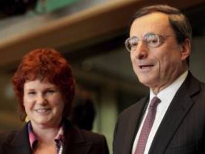 El presidente del Banco Central Europeo (BCE), Mario Draghi (d), junto a la presidenta de la comisión económica de la Eurocámara, la liberal británica Sharon Bowles, antes de comparecer ante la Comisión de Asuntos Económicos y Monetarios del Parlamento Europeo en Bruselas, Bélgica, el 18 de febrero de 2013.