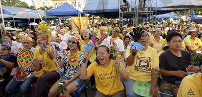 Un grupo de manifestantes en las instalaciones del complejo presidencial en Bangkok.