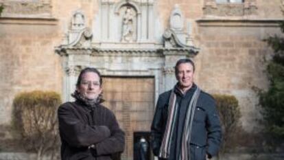 Miguel Ángel García Rubio y Antonio Oña, ante el Rectorado de la Universidad de Granada.