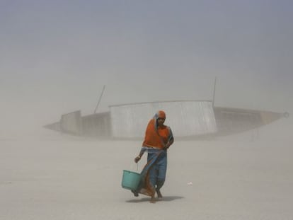 Una mujer india carga con agua cerca del río Brahmaputra, en Gauhati (India).