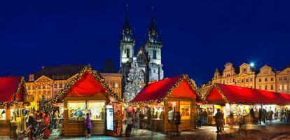 Mercadillo navideño de Praga con la iglesia de Tyn al fondo.