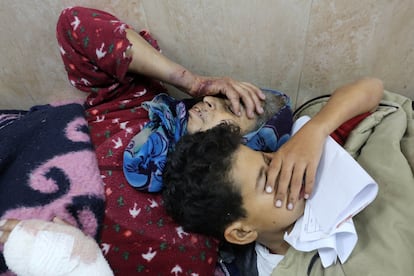 Una mujer y un niño, heridos durante un ataque israelí, en el hospital de Al Aqsa, el 30 de diciembre.