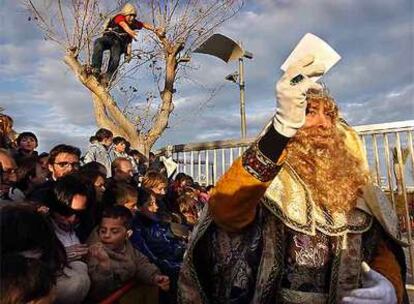 El rey Gaspar a su llegada al puerto de Valencia, al que llegó en catamarán junto a Melchor y Baltasar.