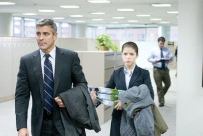 George Clooney y Anna Kdendrick interpretan a dos profesionales del despido en Up in the air