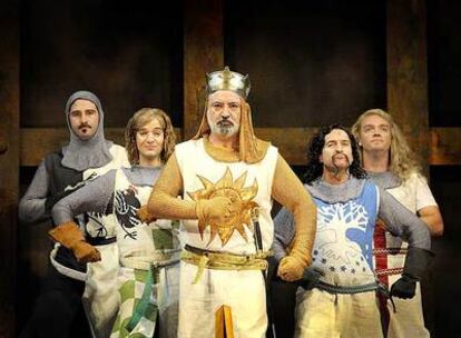 Una escena de <i>Spamalot</i>, el montaje de Tricicle sobre la película y la obra de los Monty Python.