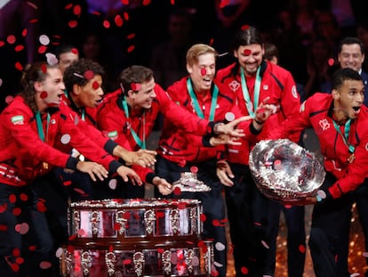 Los tenistas de Canadá celebran la victoria en la Copa Davis disputada en Málaga.