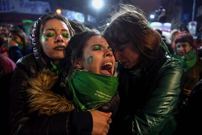 Un grupo de jóvenes reacciona después de que el Congreso rechazara la legalización del aborto en Buenos Aires (Argentina), el 9 de agosto de 2018.