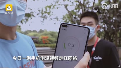 Captura de pantalla del vídeo que muestra cómo funciona el termómetro integrado en el móvil de Huawei.