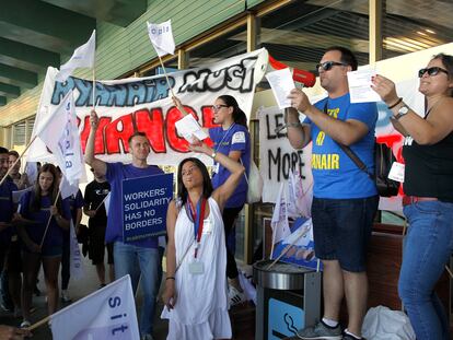 Trabajadores de Ryanair durante una protesta en el aeropuerto de Madrid-Barajas.