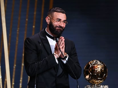 Karim Benzema, con el trofeo del Balón de Oro 2022