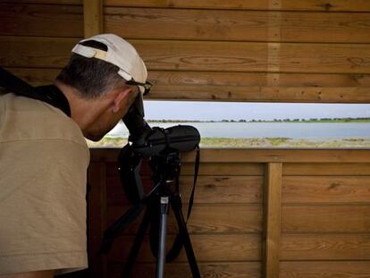 Un puesto de observaci&oacute;n de aves en los llanos de La Albuera.