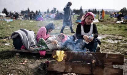 Migrantes, en un campo en la frontera entre Grecia y Macedonia. 