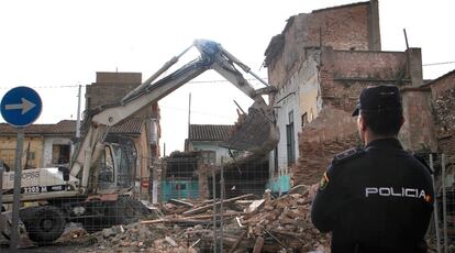 Varias excavadoras han comenzado a derribar una vivienda de la calle de San Pedro de El Cabanyal. La construcción no estaba localiza en la zonaprotegida como Bien de Interés Cultural (BIC), pero sí que estaba incluida en el Conjunto Histórico Protegido por una orden del Ministerio de Cultura.