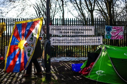 Los partidarios del fundador de WikiLeaks, Julian Assange, se manifiestan fuera de Woolwich Crown Court antes de su audiencia de extradición, en Londres (Inglaterra). Estados Unidos pide la entrega de Assange por cargos relacionados con la publicación de documentos militares clasificados y enfrenta una posible pena máxima de 175 años de prisión.