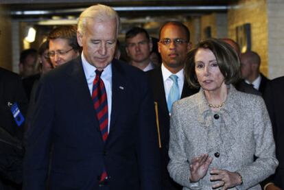 El vicepresidente Joe Biden y la presidenta de la Cámara, Nancy Pelosi, ayer en el Capitolio.