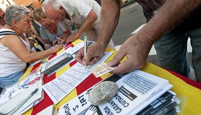 Recollida de signatures per a la Renda Garantida el 2013.