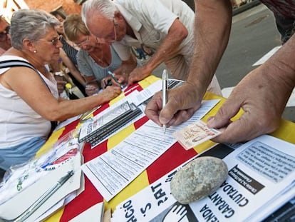 Recollida de signatures per a la Renda Garantida el 2013.