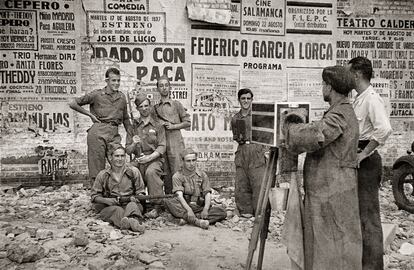 Un fotógrafo minutero retrata a un grupo de soldados durante la Guerra Civil, en 1937 (Archivo Regional de la Comunidad de Madrid/ Fondo Martín Santos Yubero).
