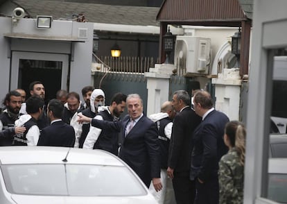 A polícia turca se prepara para entrar na residência do cônsul em Istambul.