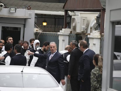 A polícia turca se prepara para entrar na residência do cônsul em Istambul.