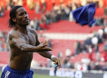Didier Drogba celebra el primer tanto para el Chelsea