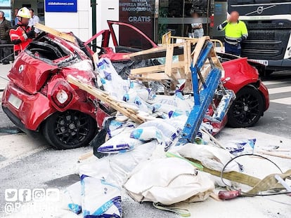 Coche aplastado por escombros
