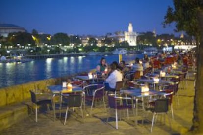 Terraza de un bar de la calle Betis.