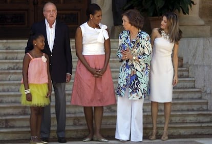 Michelle Obama y su hija Sasha, en su visita, en 2010 a don Juan Carlos, la reina Sofía y doña Letizia, en el palacio de Marivent.
