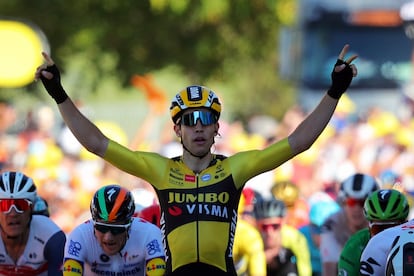 El belga Wout Van Aert cruza la línea de meta para ganar la quinta etapa del Tour de Francia este miércoles 2 de septiembre.