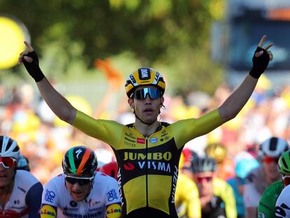 El belga Wout Van Aert cruza la línea de meta para ganar la quinta etapa del Tour de Francia este miércoles 2 de septiembre.