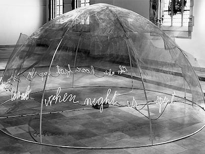 'Iglú. Si la escarcha se adhiere a tu tienda, darás gracias cuando se haya acabado la noche (Ezra Pound)' (1978), de Mario Merz.