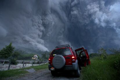 Una inmensa nube de ceniza tras una fuerte explosión del Volcán de Colima.