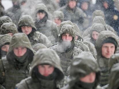 Los soldados de la Guardia Nacional aseguran un área alrededor del Parlamento ucraniano mientras la nieve cae en el centro de Kiev (Ucrania), el 1 de marzo de 2018.