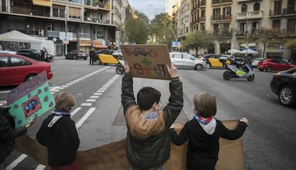 Niños de diferentes escuelas de Barcelona cortan el tráfico en protesta contra la contaminación, este viernes.