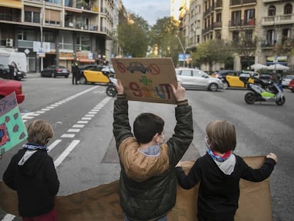 Alumnos de una escuela de Barcelona cortando el tráfico