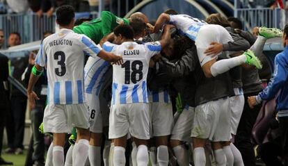 Los jugadores del M&aacute;laga celebran un gol esta temporada.