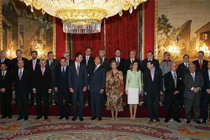 Los integrantes de la segunda Conferencia de Presidentes posan con los Reyes y los príncipes de Asturias en el palacio Real de Madrid.