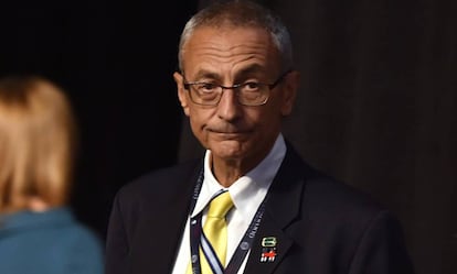 El jefe de campaña de Clinton, John Podesta.