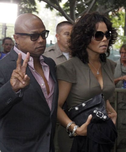 Randy y Janet Jackson, a su llegada al juicio en su tercera jornada.